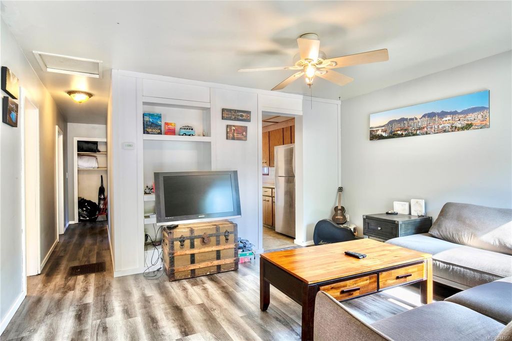 listing image 16041345967975448205