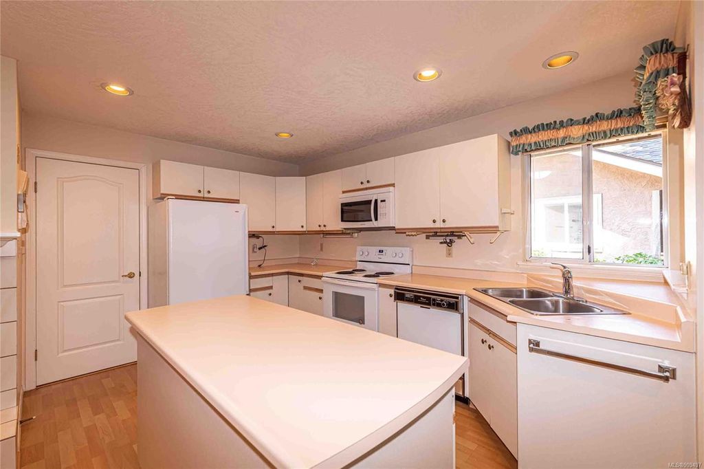 listing image 16041460843930