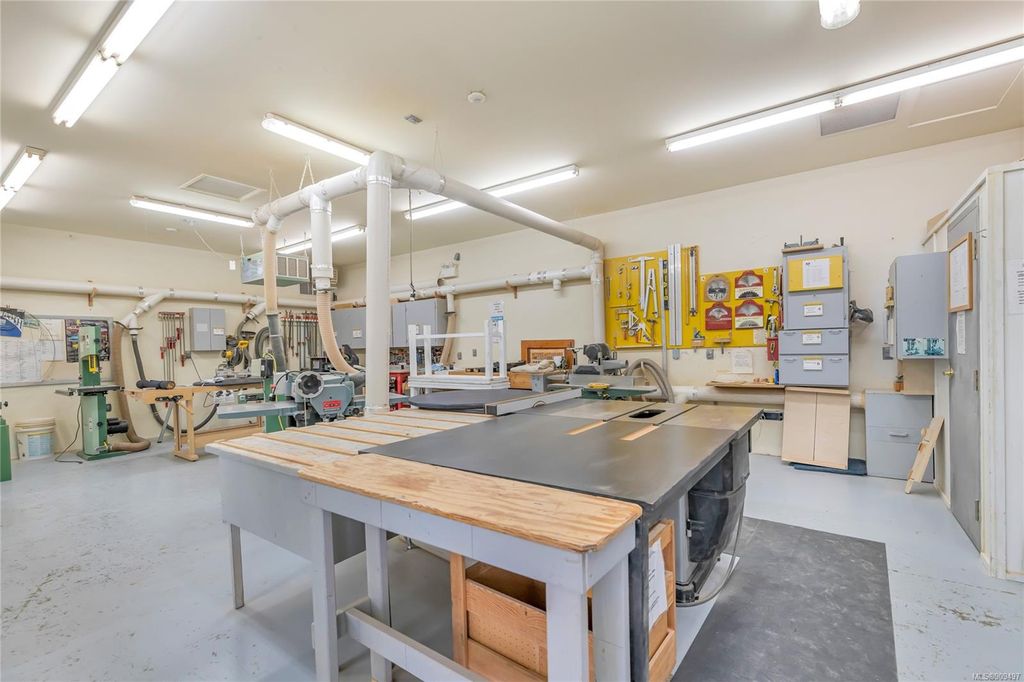 listing image 16042971693888