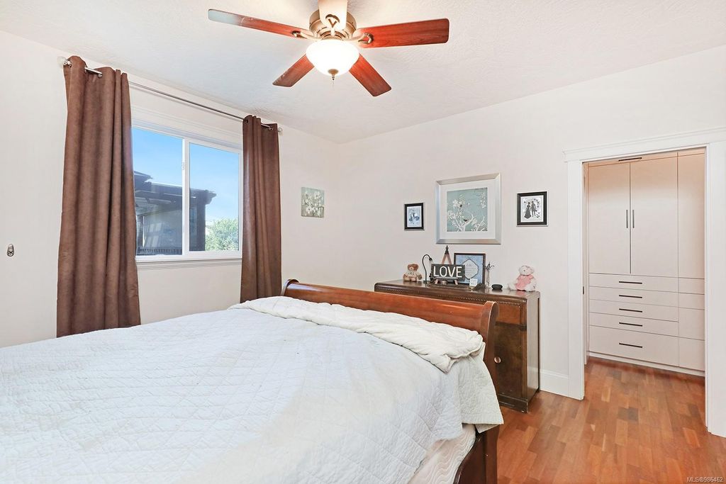listing image 16044326375116041862