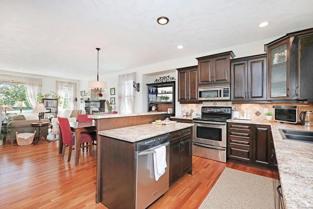 listing image 16044953415895043893