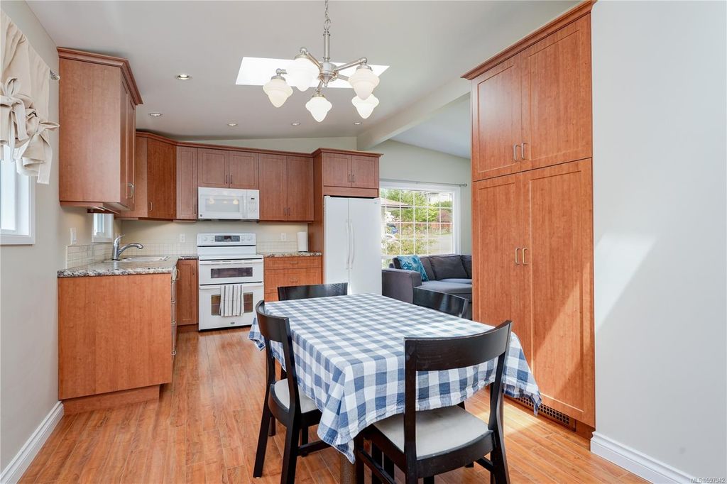 listing image 16048509769453664159