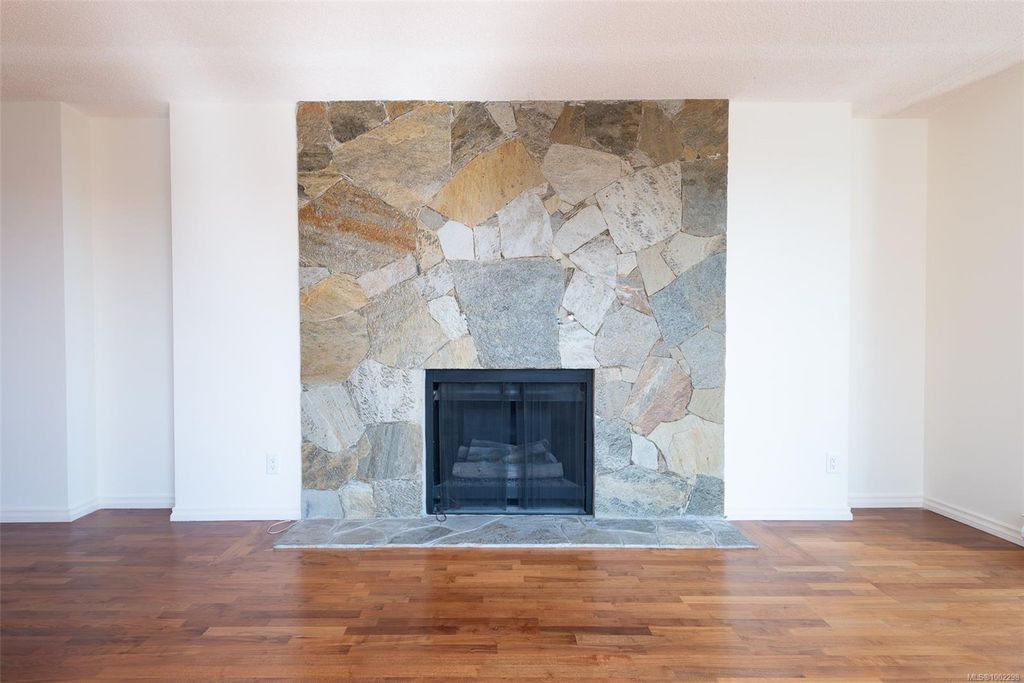 listing image 16048617590939823496