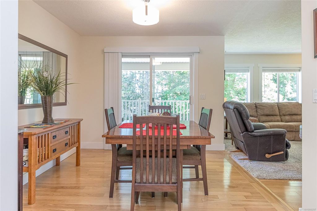 listing image 16048767158419312210