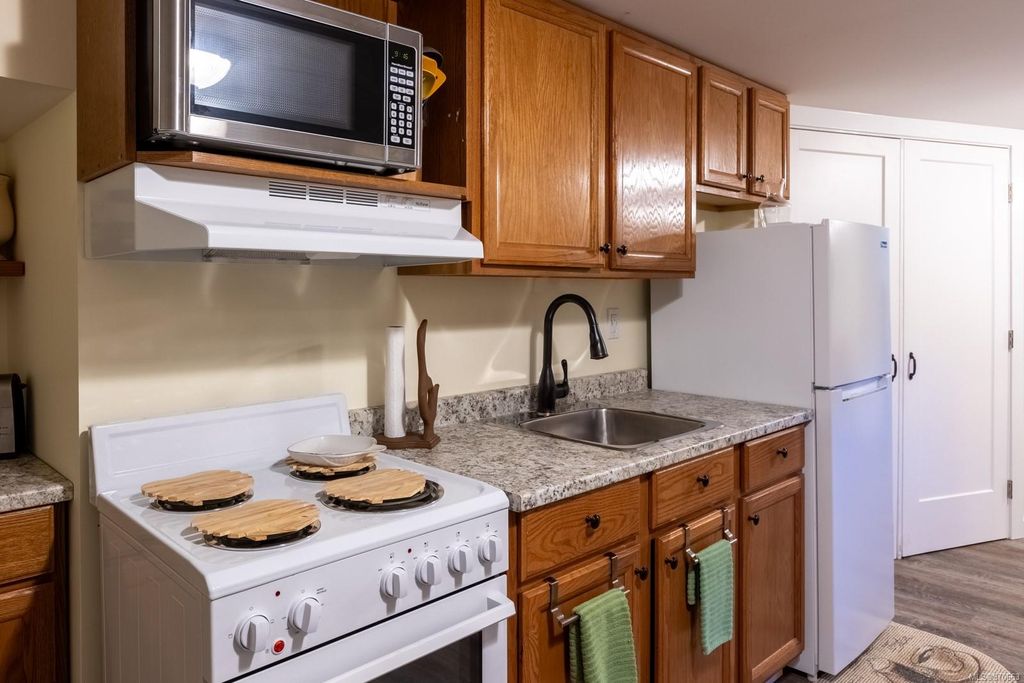 listing image 16048020668890184835