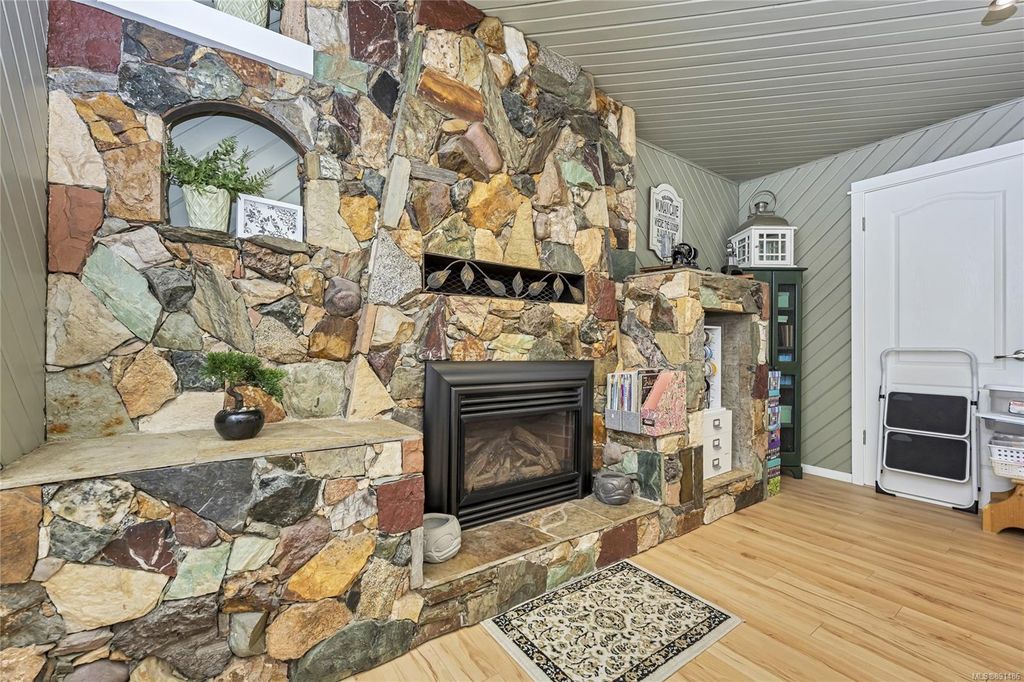 listing image 16043529694992731427