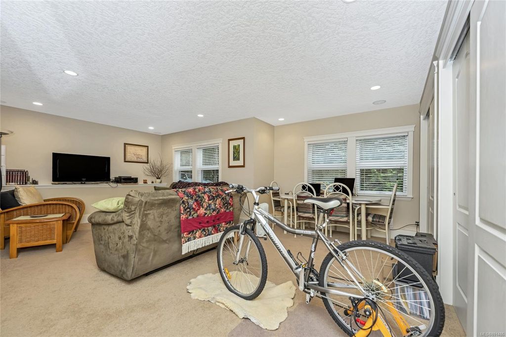 listing image 16044153775563415978