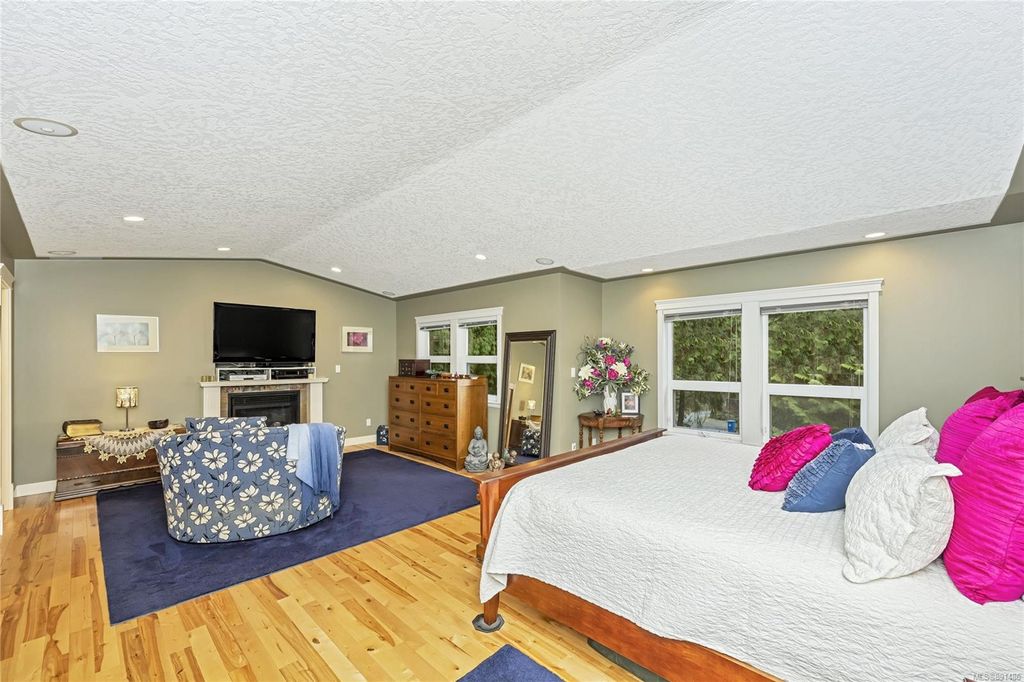 listing image 16040622241637995465