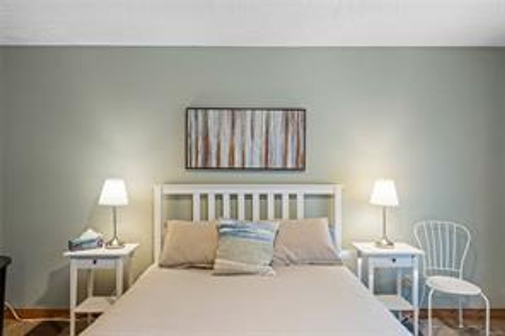 listing image 16041357940569