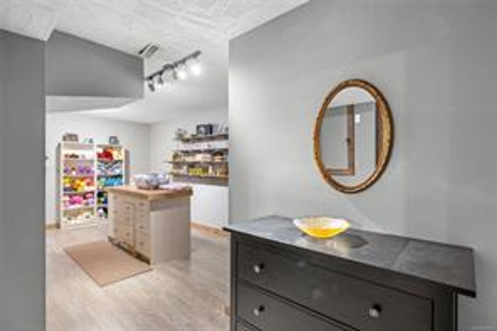 listing image 16043772609381