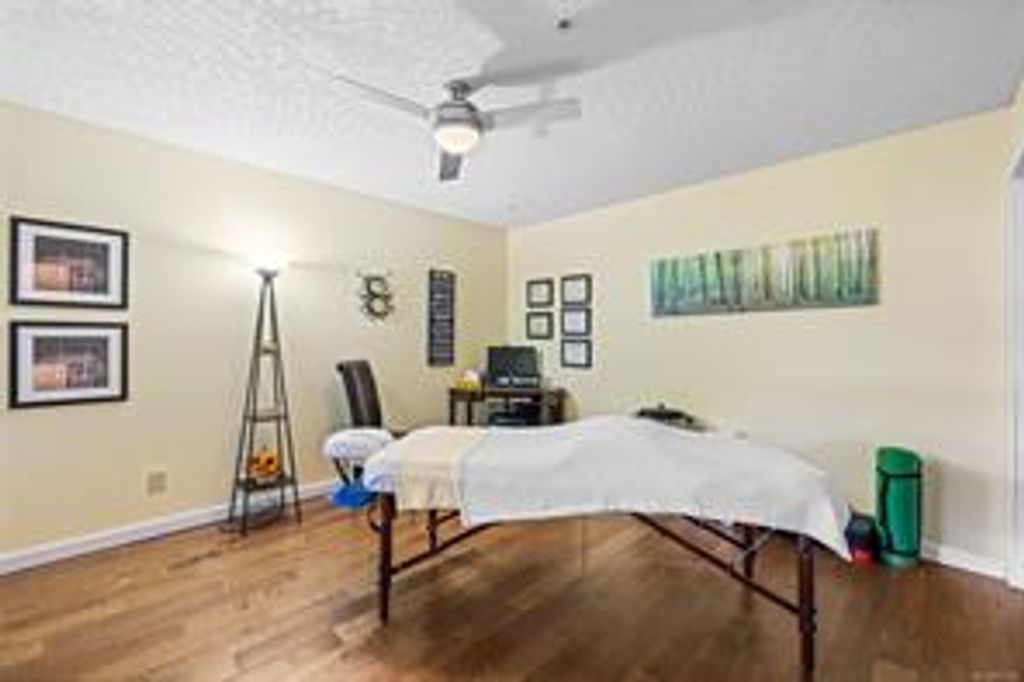 listing image 16041609956741