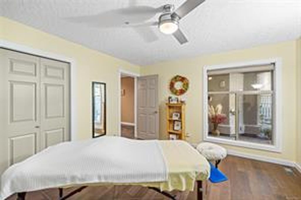 listing image 16041386927407