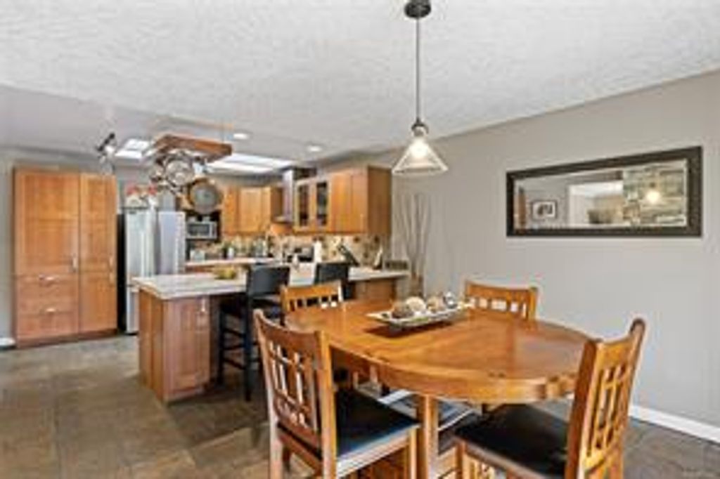 listing image 16043870709609