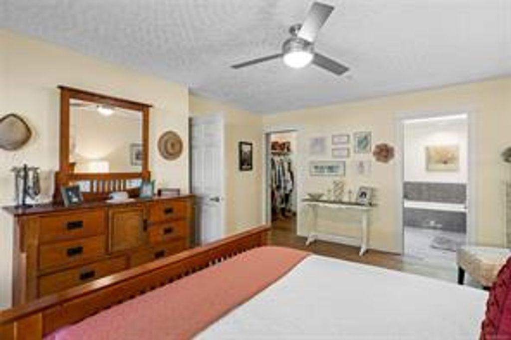 listing image 16041799014338