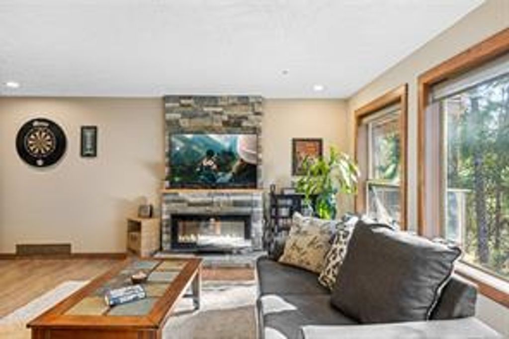 listing image 16044232785923