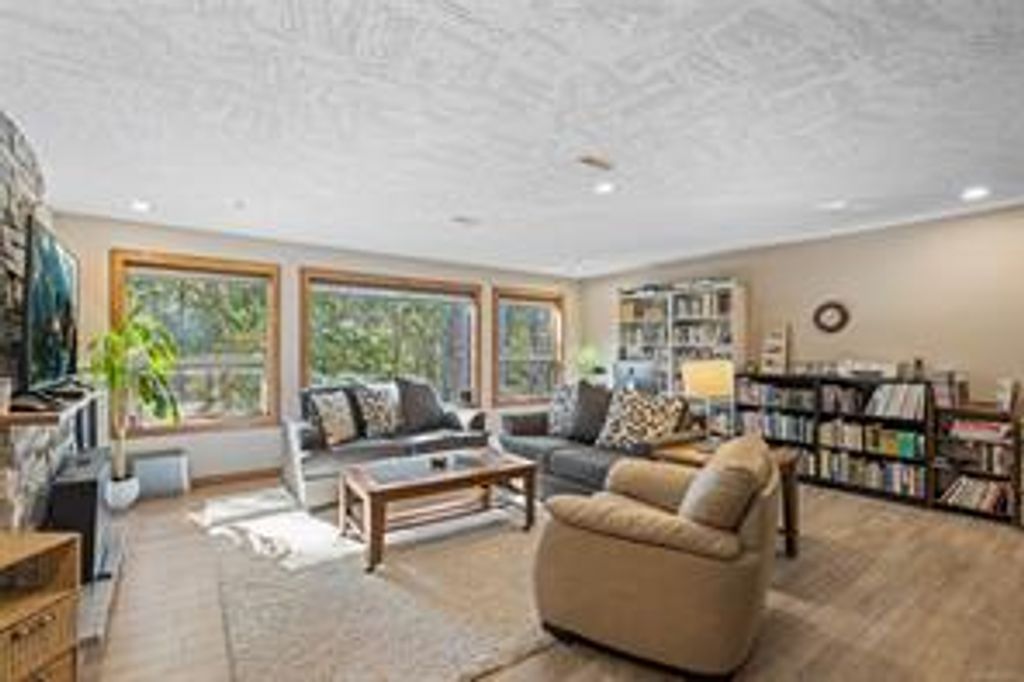 listing image 16042835538615