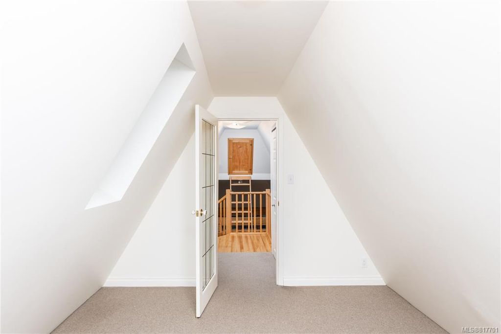 listing image 16041962009857