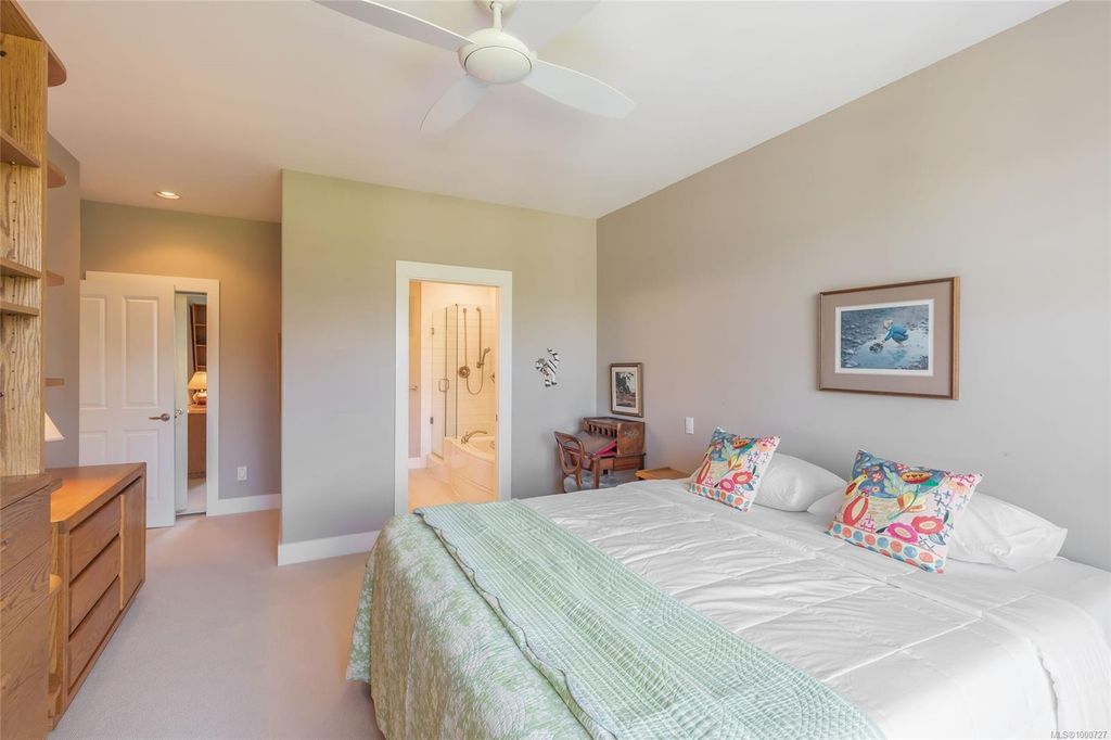 listing image 16044999183345899903
