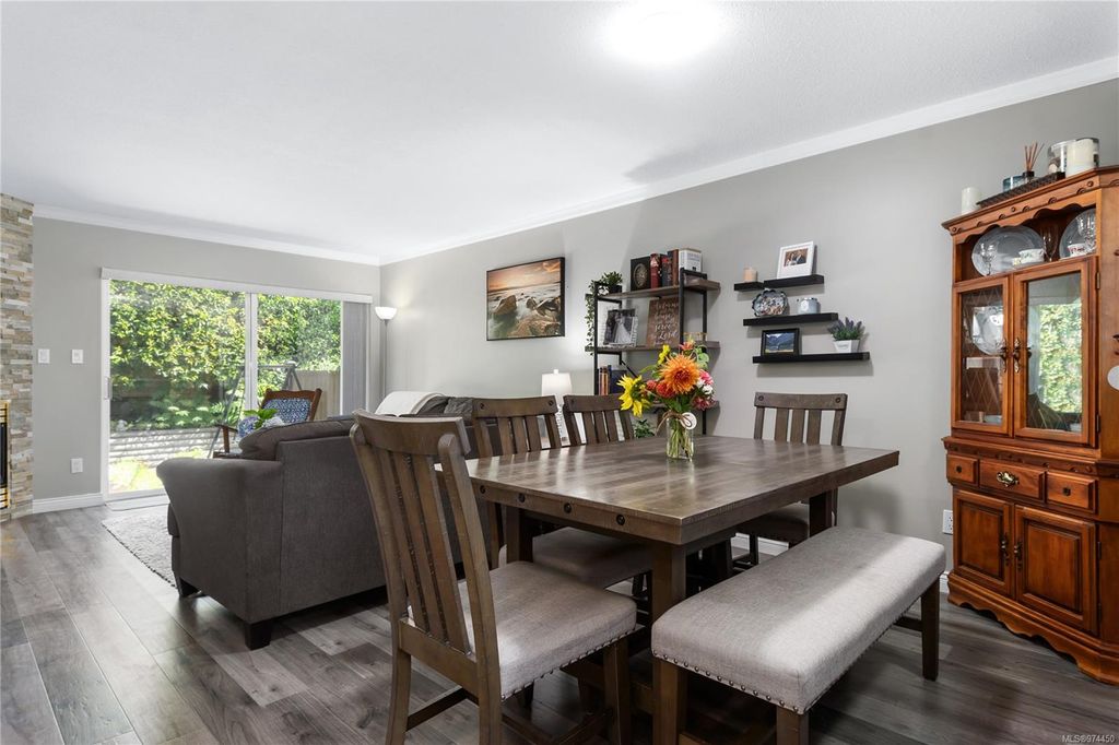 listing image 16041912179370935405