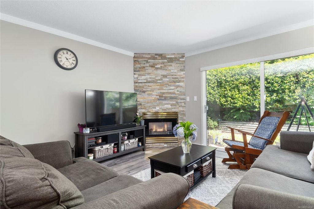 listing image 16041182861223818493