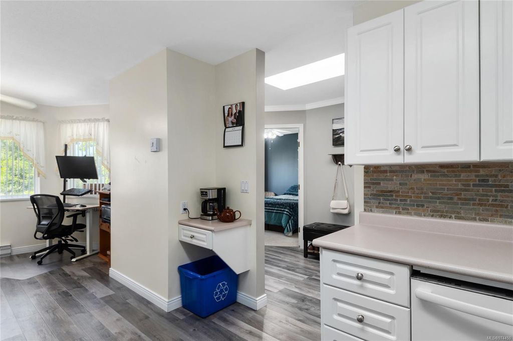 listing image 16045722832244414495