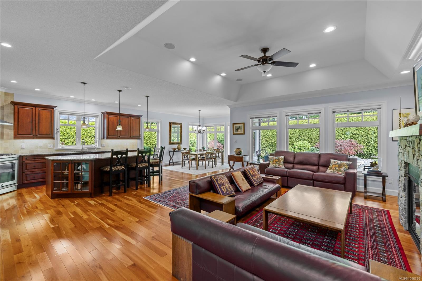 983 Bluffs Dr
