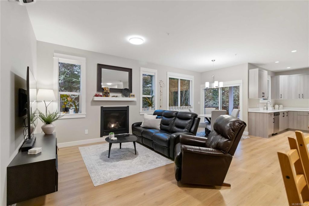 listing image 16044995265608957365