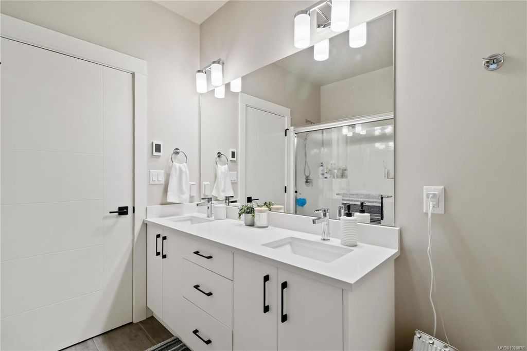 listing image 16042092074297780736