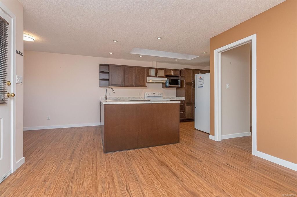 listing image 16043216854234841627