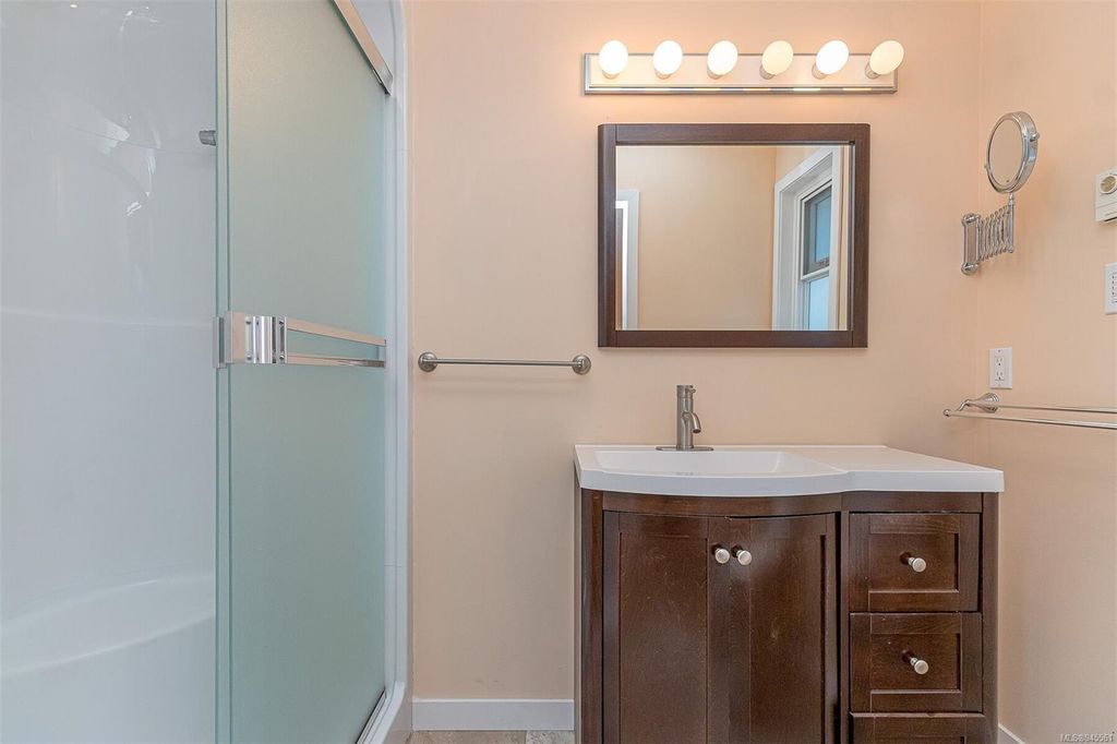 listing image 16041778282673763495
