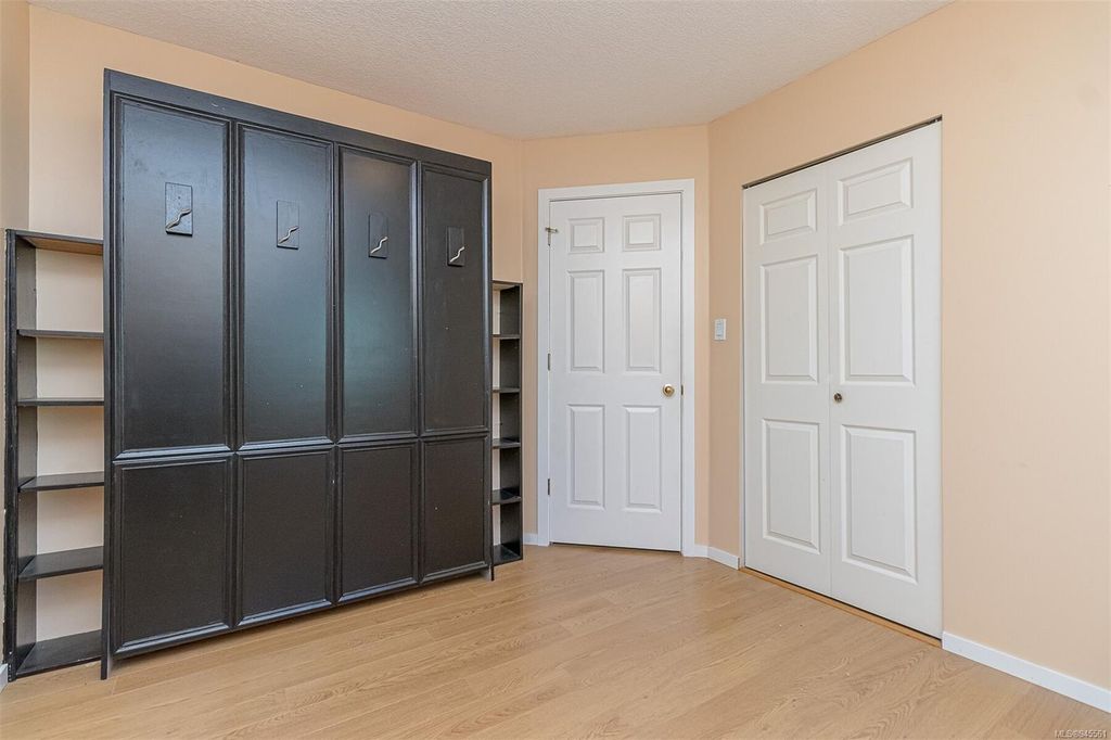 listing image 16040419789617218889