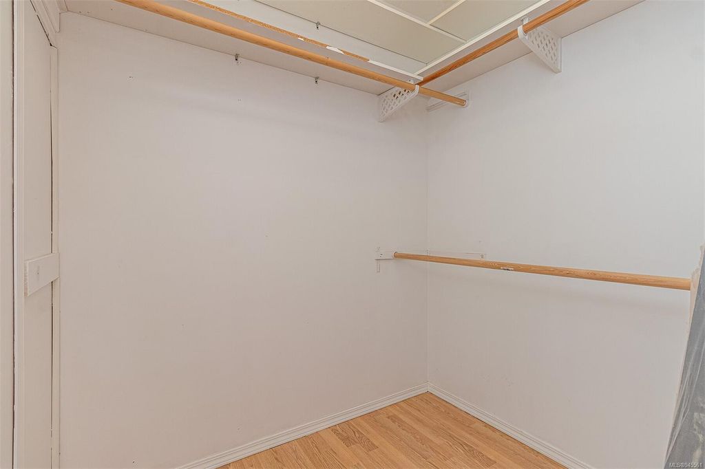 listing image 16046252265719947740