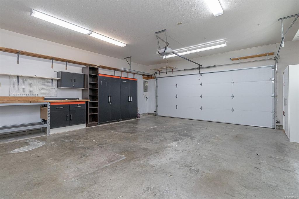 listing image 16041089449497378255