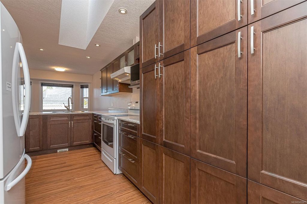 listing image 16041745378952284839