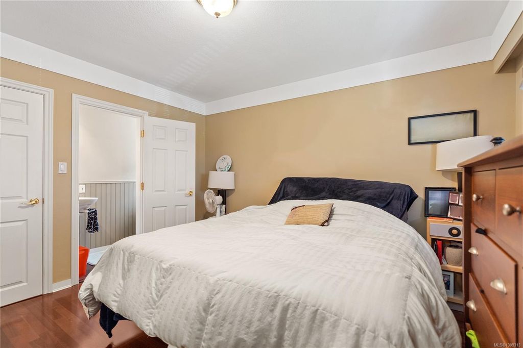 listing image 16041823471674790395