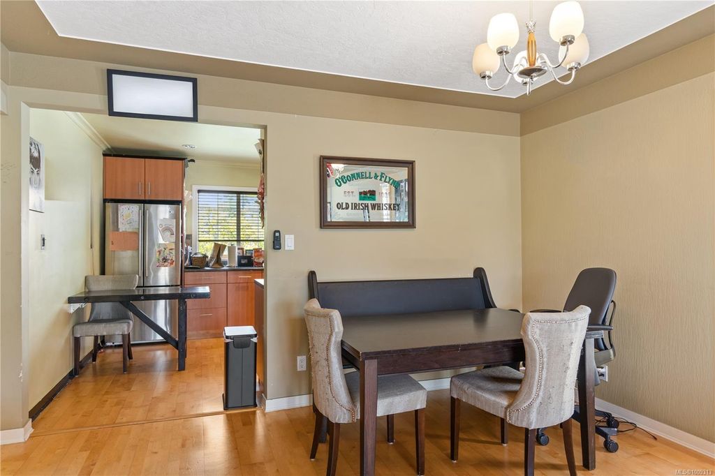 listing image 16041916905010011110
