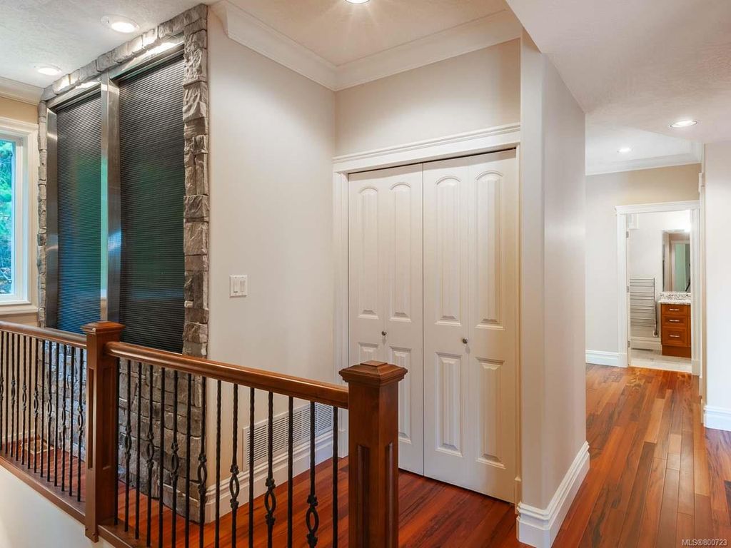 listing image 16044730549752888167