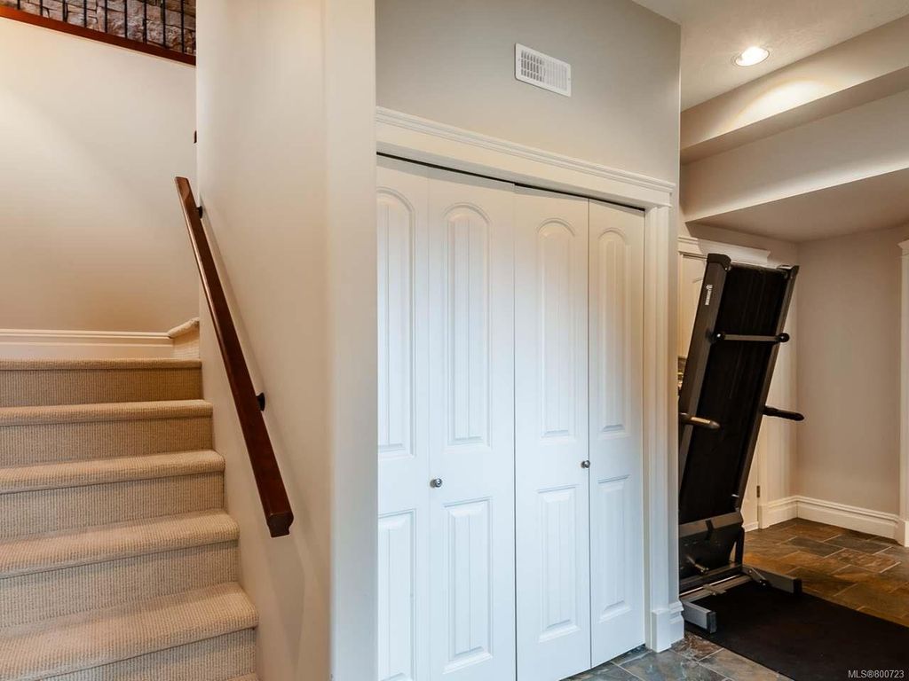 listing image 16047643198840507208