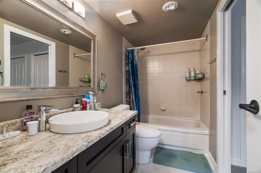 listing image 16048274793023335041