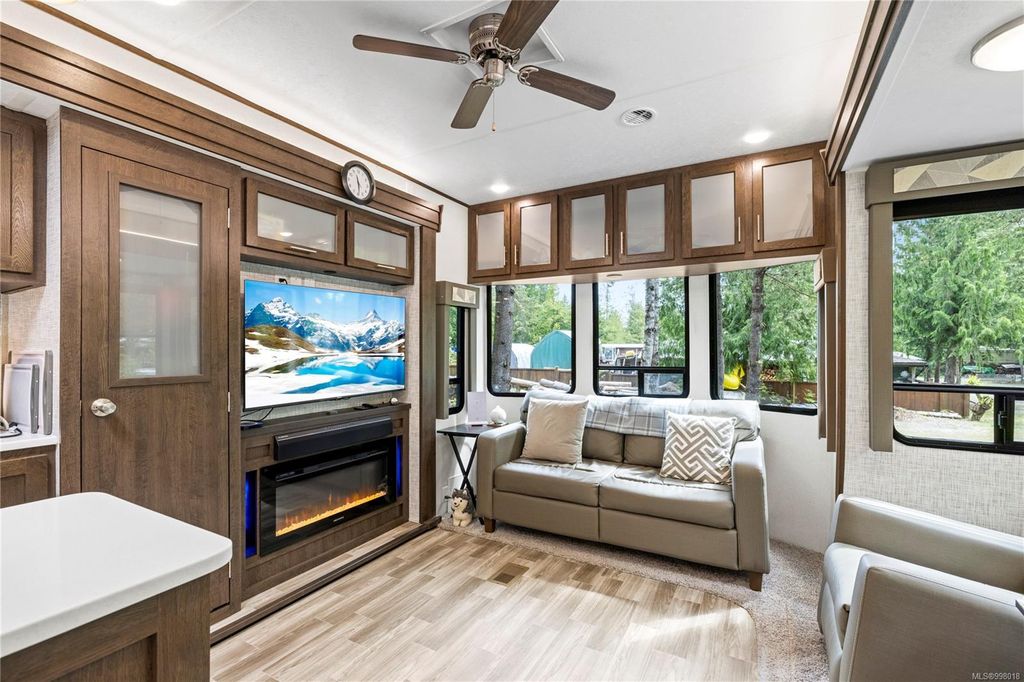 listing image 16043635761405936123