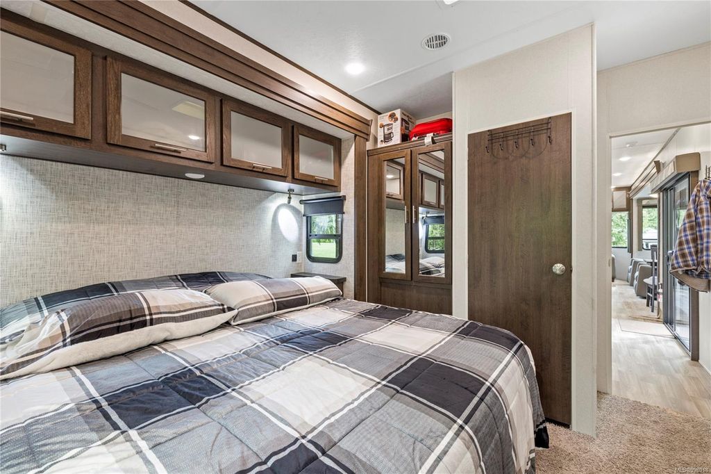 listing image 16046726793251469447