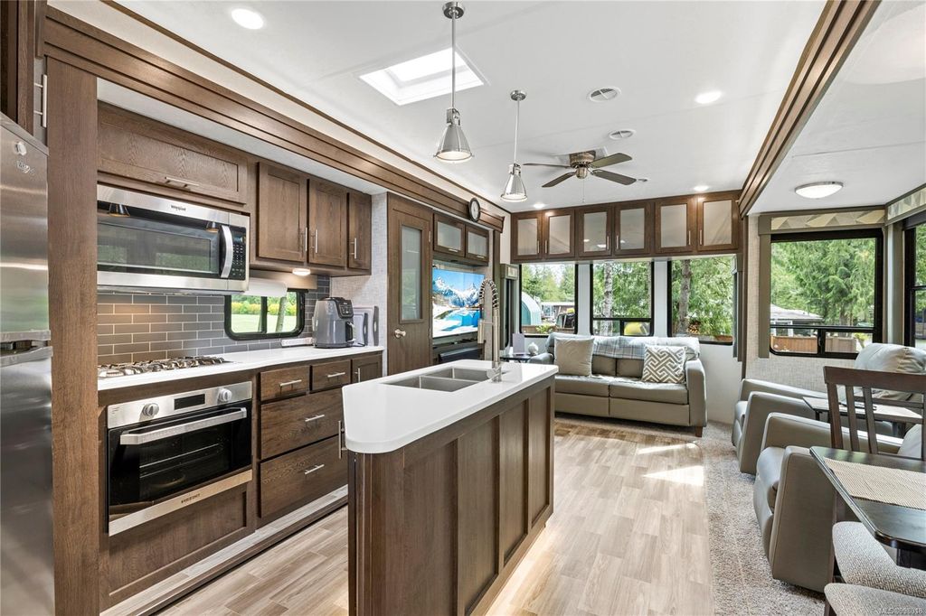 listing image 16046293284504262171
