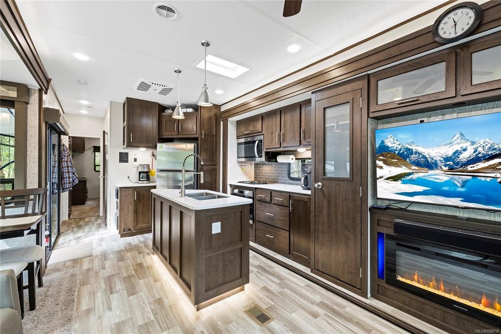 listing image 16042230820690448691