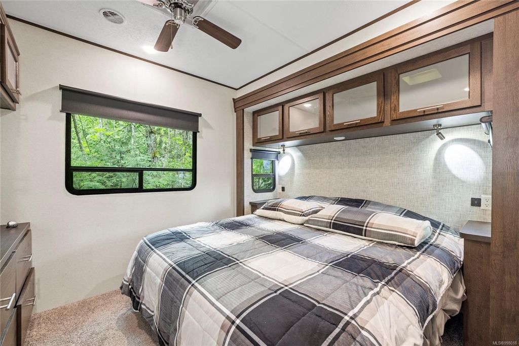listing image 16048360883466381407