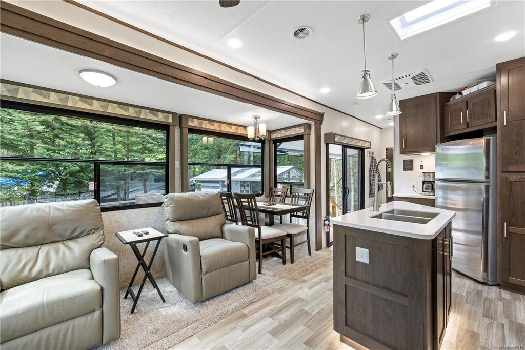 listing image 16041056681590712945