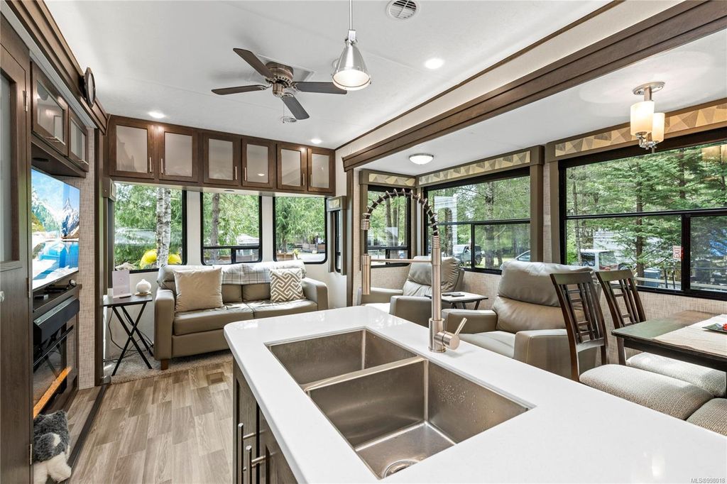 listing image 16042191292084196619