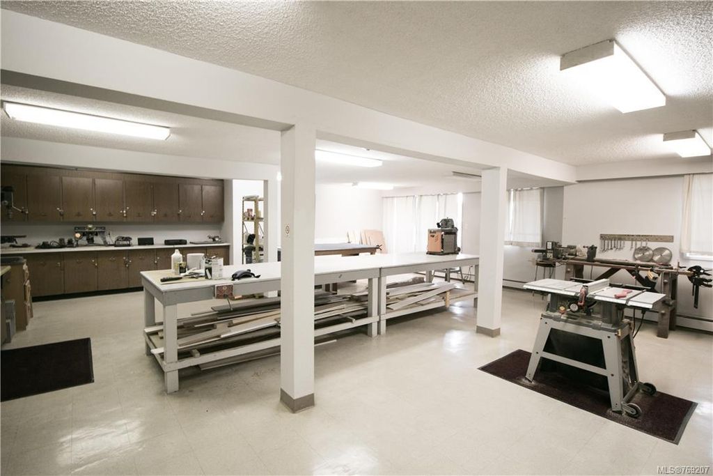 listing image 16047021419555866679