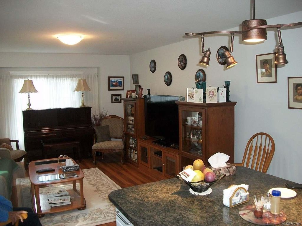 listing image 16042427227952909592