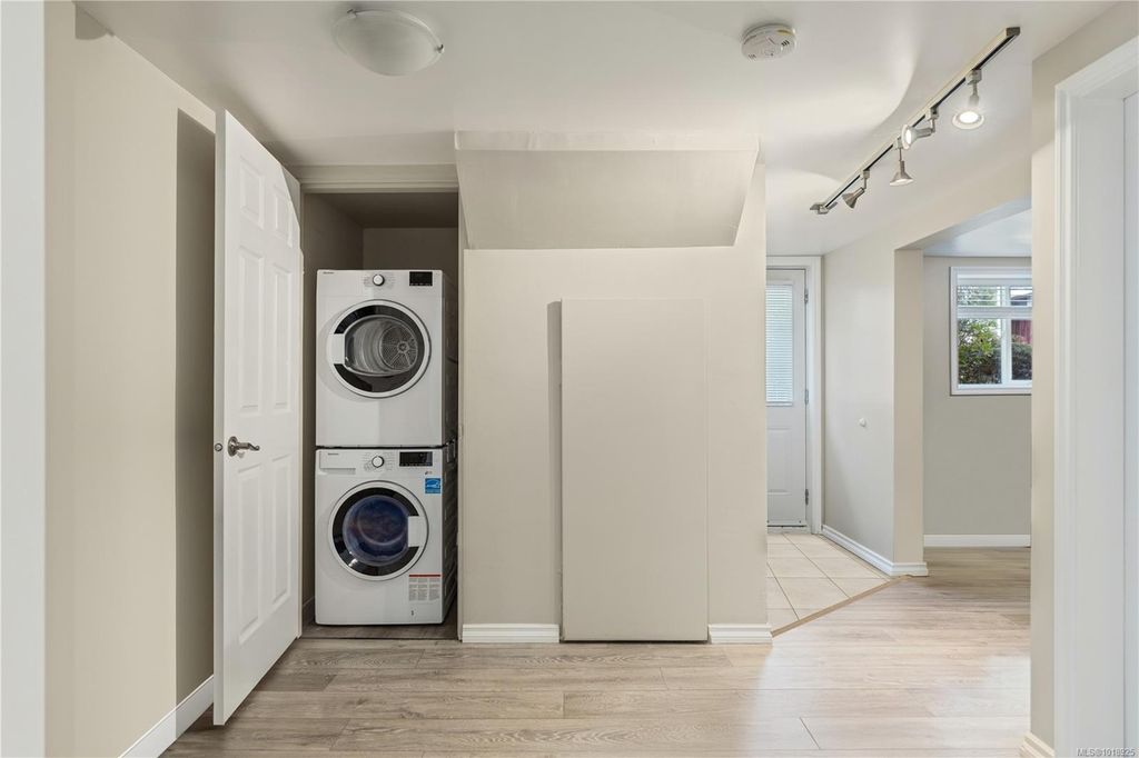 listing image 16048466429879806142