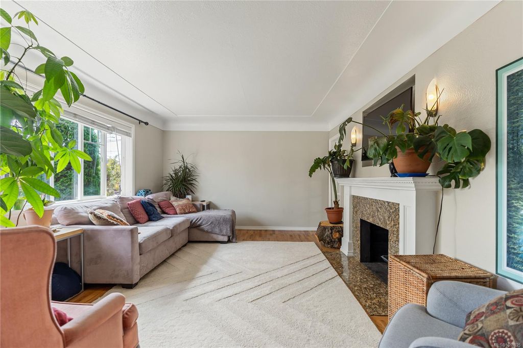 listing image 16049645594877185373